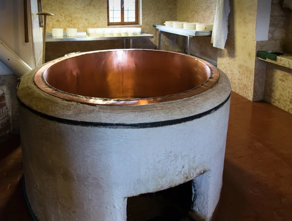 Olla de cobre para producir queso . —  Fotos de Stock