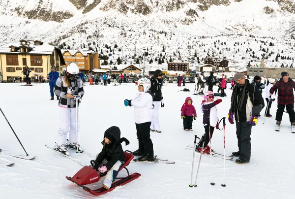 Families on holiday on the slopes of the Italian Alps. — Stock Photo, Image