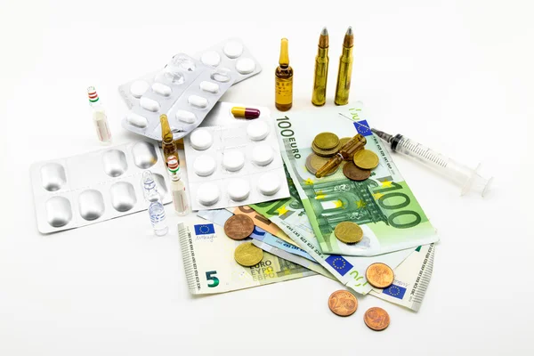 Zusammensetzung mit Geld, Kugeln, Drogen — Stockfoto