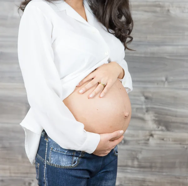 De zoete verwachting van een zwangere vrouwen — Stockfoto