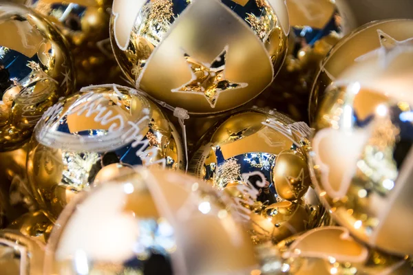 Gouden ballen voor de kerstboom. — Stockfoto
