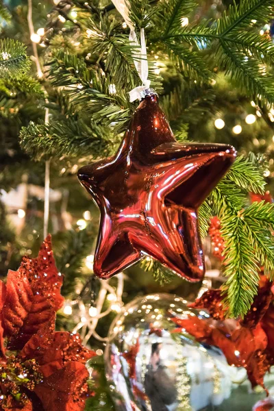 Detail van een kerstboom met een rode ster. — Stockfoto