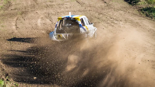 Samochodu podczas wyścigu "stock car krzyż". — Zdjęcie stockowe