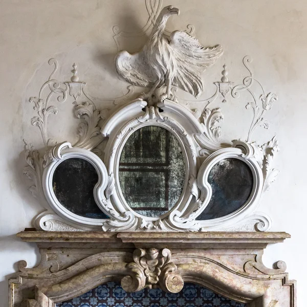 Ornamental mirror above the fireplace of a Venetian villa. — Stock Photo, Image