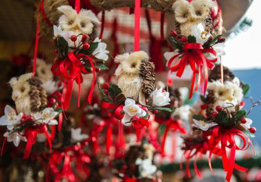 Doğal malzemelerden yapılmış dekoratif baykuşlar .