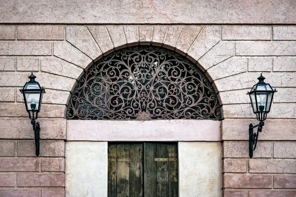 Façade d'une ancienne villa italienne avec barbecue en fer artistique . — Photo