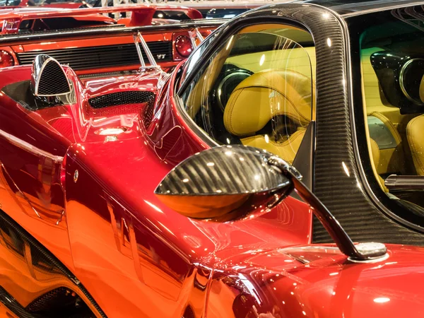 Exposición de coches antiguos y deportivos — Foto de Stock