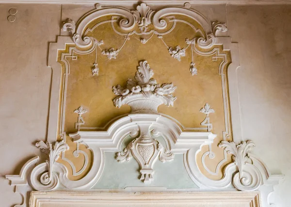 L'ornamento di un cappuccio camino in una villa neoclassica . — Foto Stock