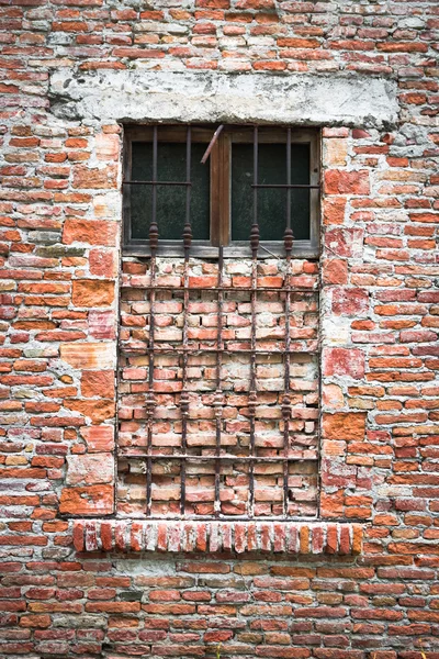 Altes Fenster mit Ziegeln verschlossen. — Stockfoto