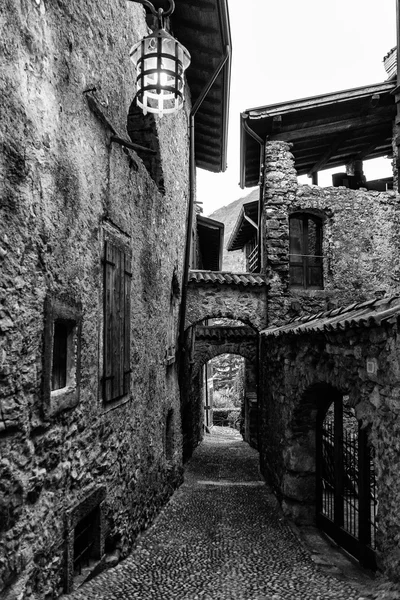 İtalya ortaçağ köyü dar sokakta. — Stok fotoğraf