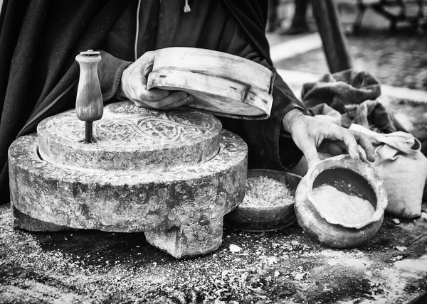 Alter Mühlstein, der von Hand gedrechselt wurde, um Mehl zu produzieren. — Stockfoto