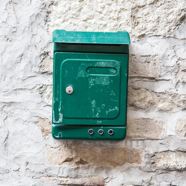 Régi zöld postaláda csatlakozik egy kőfal. — Stock Fotó