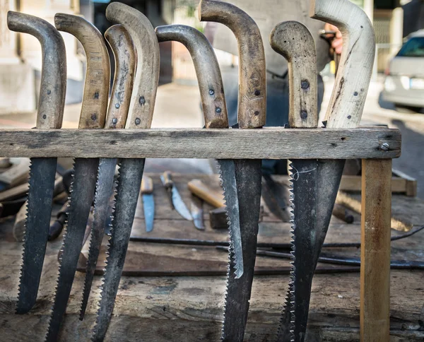 Staré hacksaws ručně, pomocí opotřebené ostří kosy. — Stock fotografie