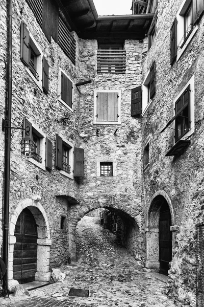 İtalya ortaçağ köyü dar sokakta. — Stok fotoğraf