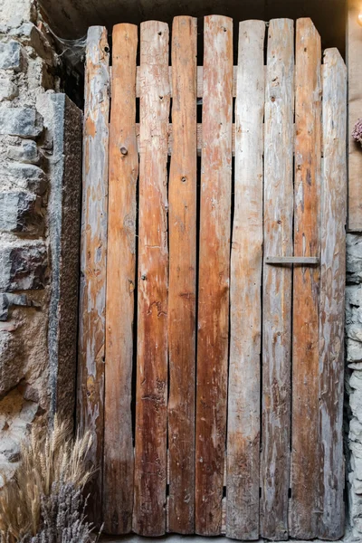 Puerta vieja hecha de tablones ásperos de madera . —  Fotos de Stock