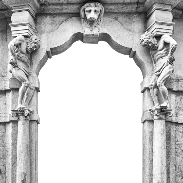 Oude witte stenen ingang met beelden die ondersteuning bieden voor de kolommen. — Stockfoto