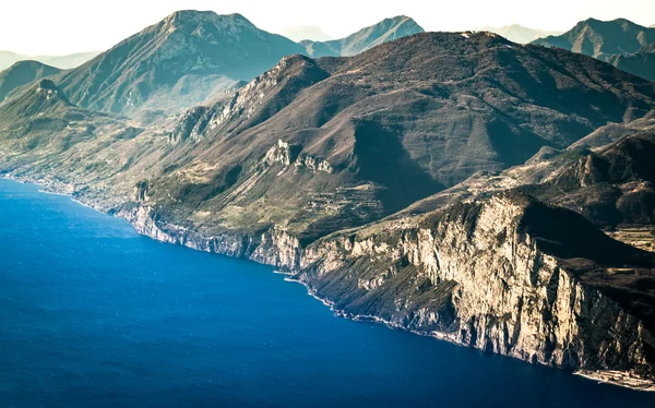 Panorama do Lago de Garda visto do topo do Monte Baldo, Itália . — Fotografia de Stock