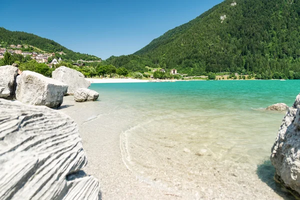 Molveno-tóra, Olaszország egyik legszebb tava megválasztott. — Stock Fotó