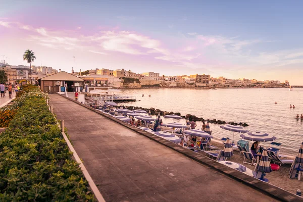 Coucher de soleil sur le front de mer à Otranto dans le sud de l'Italie . — Photo