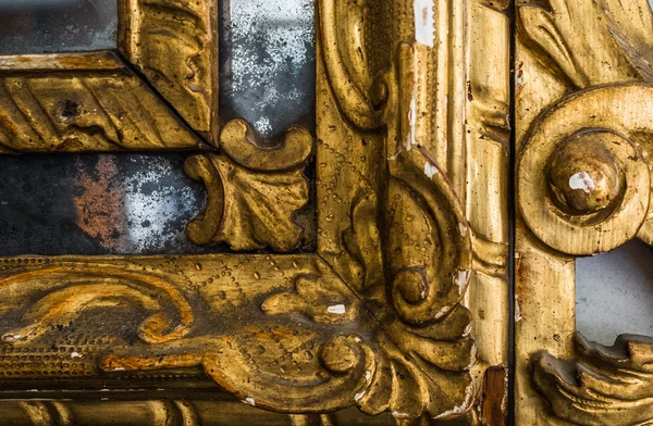 Detalhe do quadro dourado de um espelho antigo . — Fotografia de Stock