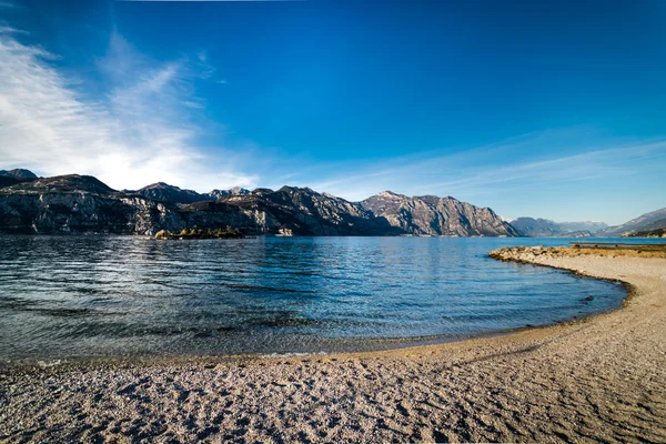 Panorama do Lago de Garda (Itália) perto da cidade de Malcesine . — Fotografia de Stock