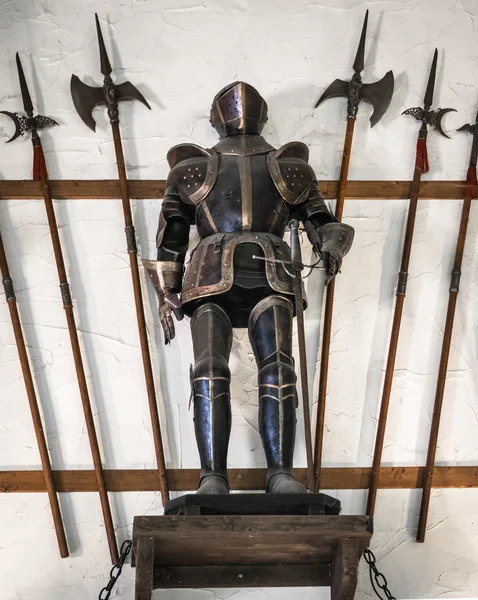 Armadura medieval exposta com halberds de metal . — Fotografia de Stock