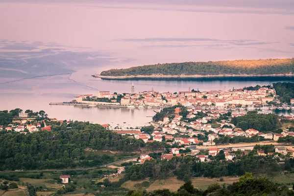 Την πόλη Rab, Κροατική τουριστικό θέρετρο που φημίζεται για τις τέσσερις bel — Φωτογραφία Αρχείου