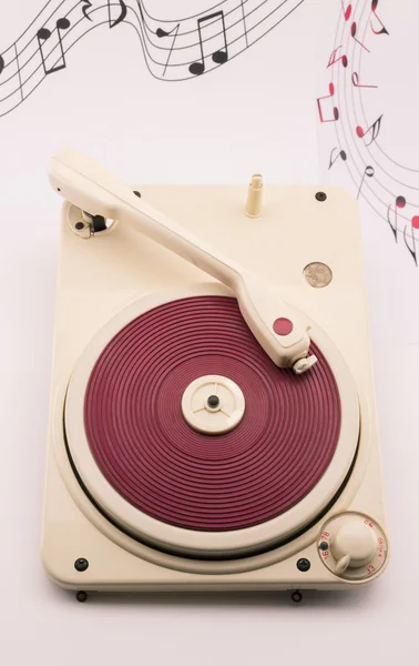 Composición con tocadiscos rojos vintage y notas musicales — Foto de Stock