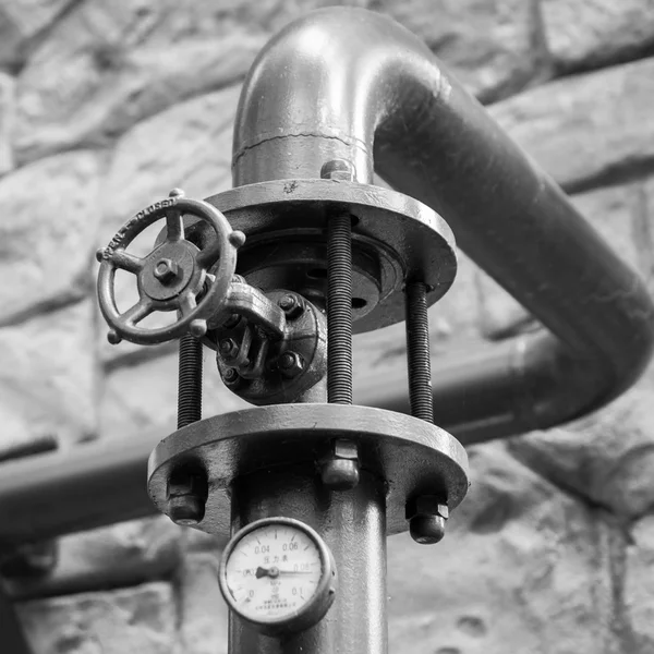 Клапан для регулирования давления на пивоваренном заводе . — стоковое фото