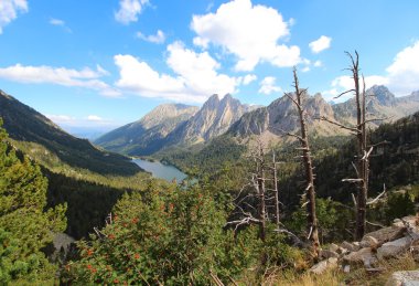 Şaşırtıcı görünümü Estany de Sant Maurici Gölü ve Encantats en yüksek Aiguestortes Milli Parkı'nda, Pyrenees dağlar, Catalonia, İspanya