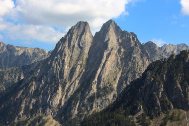 Şaşırtıcı görünümü Encantats tepe Aiguestortes Milli Parkı'nda, Pyrenees dağlar, Catalonia, İspanya