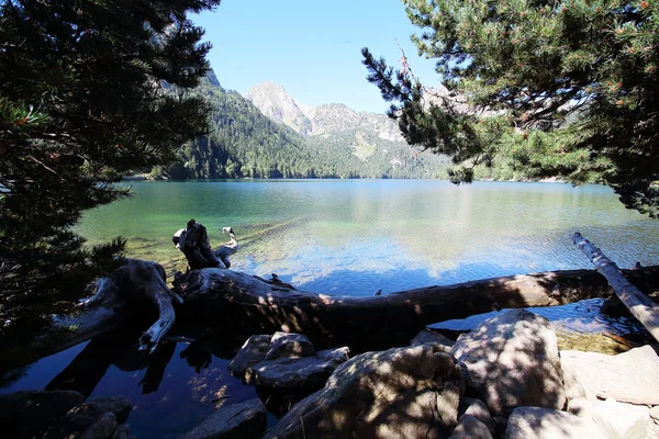 Increíble vista del lago Estany de Sant Maurici en el Parque Nacional de Aiguestortes, Pirineos, Cataluña, España — Foto de Stock