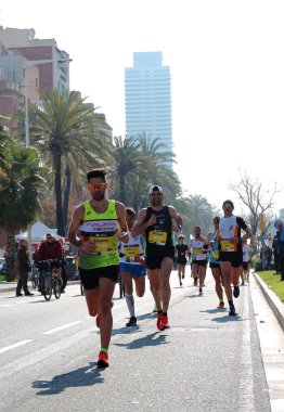 Barcelona, İspanya - 13 Mart 2016: 38 Barselona'nın maraton sırasında zor iterek sporcular. Bu yarış 20.287 kayıtlı katılımcı ile Avrupa'nın beşinci büyük maraton haline gelmiştir.