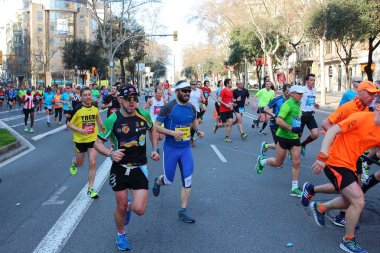 Barcelona, İspanya - 13 Mart 2016: 38 Barselona'nın maraton sırasında zor iterek sporcular. Bu yarış 20.287 kayıtlı katılımcı ile Avrupa'nın beşinci büyük maraton haline gelmiştir.