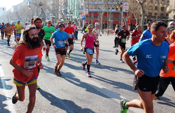 Barcelona, España - 13 de marzo de 2016: Atletas empujando fuerte durante la 38ª Maratón de Barcelona. Esta carrera se ha convertido en la quinta maratón más grande de Europa con 20.287 participantes registrados . — Foto de Stock