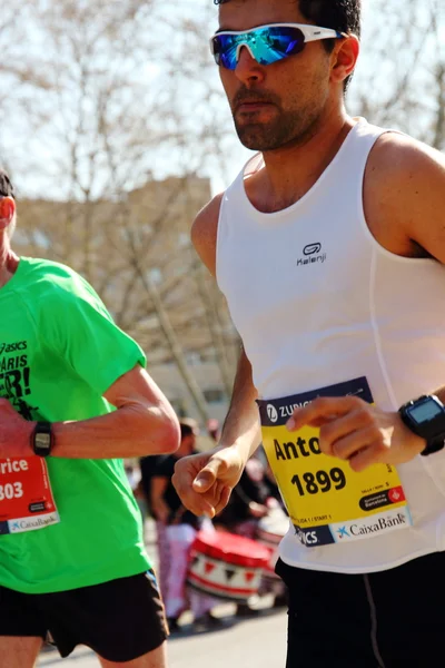 Barcelona, spanien - 13. märz 2016: athleten, die sich beim 38. barcelona-marathon ins Zeug legen. Dieses Rennen hat sich zum fünften größeren Marathon in Europa mit 20.287 registrierten Teilnehmern entwickelt. — Stockfoto