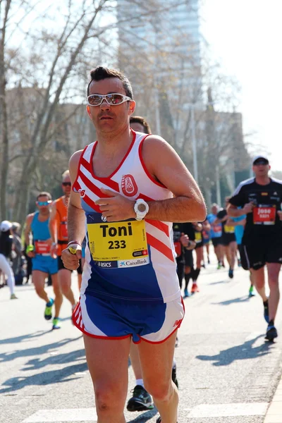 Barcelona, España - 13 de marzo de 2016: Atletas empujando fuerte durante la 38ª Maratón de Barcelona. Esta carrera se ha convertido en la quinta maratón más grande de Europa con 20.287 participantes registrados . — Foto de Stock