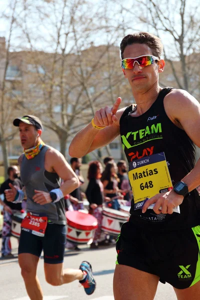 Barcelona, España - 13 de marzo de 2016: Atletas empujando fuerte durante la 38ª Maratón de Barcelona. Esta carrera se ha convertido en la quinta maratón más grande de Europa con 20.287 participantes registrados . — Foto de Stock