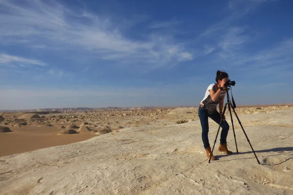 Joven hermosa chica toma una foto en medio del increíble desierto blanco cerca del oasis de Farafra en Egipto — Foto de Stock