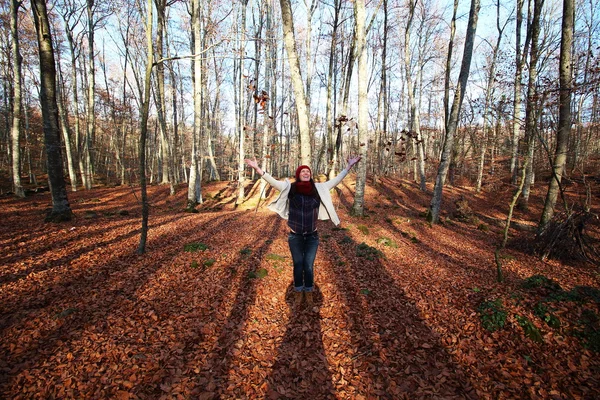 Nuori kaunis nainen leikkii pyökki lehdet yksi hämmästyttävä pyökki metsä Euroopassa, "La Fageda d 'en Jorda", hämmästyttävä metsä, lähellä Olot kylä, Katalonia, Espanja — kuvapankkivalokuva