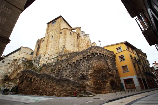 Vista principal da igreja de San Miguel em Estella, Navarra. Esta bela aldeia é a paragem final da etapa 5 no Caminho de Santiago — Fotografia de Stock