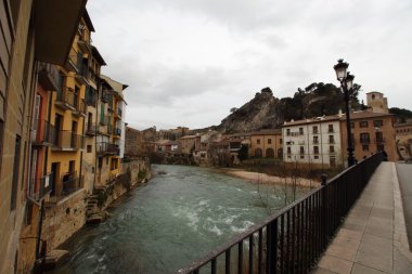 Estella Köyü bulutlu bir Paskalya öğleden sonra: Navarra, Spain kendine yol üzerinde ana görünümü eski ortaçağ binaları ve Ega Nehri