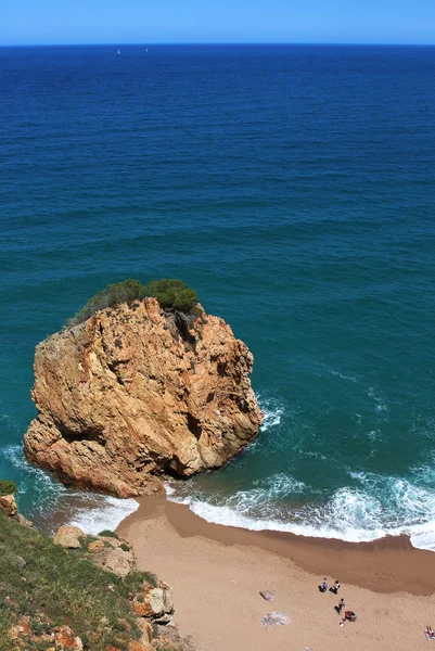 Ilmakuva "La Roca Roja" rannalta "La Costa Brava" alueella. Tämä on yksi Espanjan Välimeren rannikon ihanimmista paikoista. — kuvapankkivalokuva