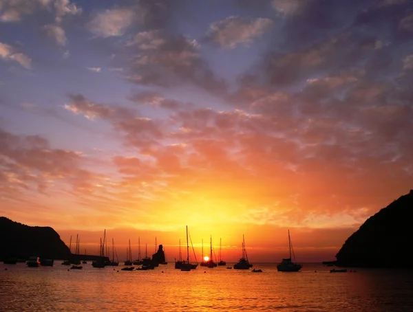 Puesta de sol en la playa de Beniras, Ibiza, Islas Baleares, España . — Foto de Stock