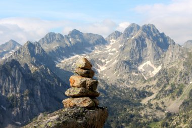 sinyal montsaliente tepe Pirene Dağları, Katalonya, İspanya için yol gösteren kaya