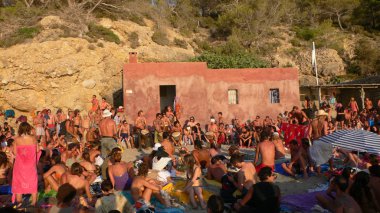 Benirras beach, Ibiza, İspanya - 23 Temmuz 2006: bir sürü insan oynarken davul ve diğer enstrümanlar gün batımını izlemek. Bu geleneksel kutlama tüm Pazar Temmuz ve Ağustos yer alır.
