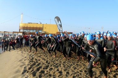 Barcelona, İspanya - 17 Ekim 2010: triathletes üzerinde kendi başlangıç Yüzme yarışı sırasında barcelona garmin triatlon olay, Barselona, Katalonya, İspanya