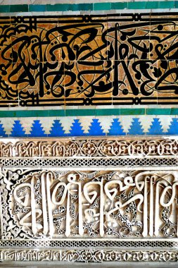 Fas zellige döşeme deseni ve oyma alçı Arabesk kemer yüzyıl el attarine medreseler fez, Fas içinde