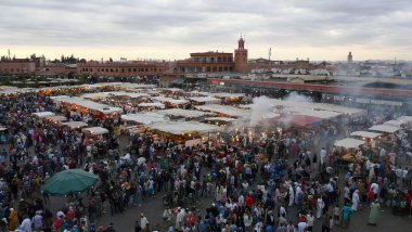 Marrakech, Fas - 20 Nisan 2014: djemaa el fna Meydanı ana görünümde, insanlığın sözlü ve somut olmayan miras bir başyapıt olarak unesco tarafından tanınan bir yer