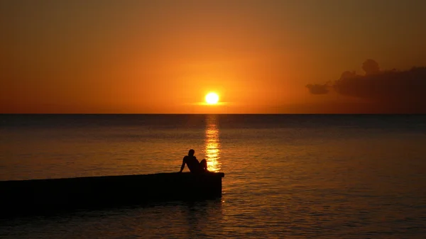 Muhteşem bir günbatımı önünde yalnız adam "Maria la gorda" Beach, Küba. — Stok fotoğraf